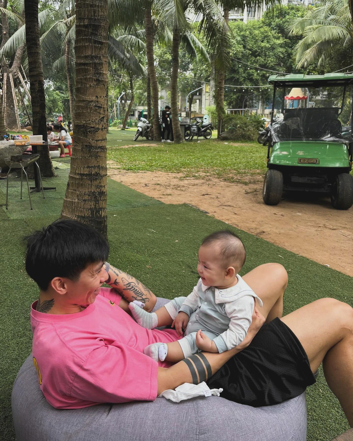 Netizen không khỏi thốt lên trước hình ảnh của con trai Đoàn Văn Hậu: "Ôi ra dáng cầu thủ tương lai rồi đấy", "có vẻ thích đá bóng lắm rồi nha", "đáng yêu quá chừng".