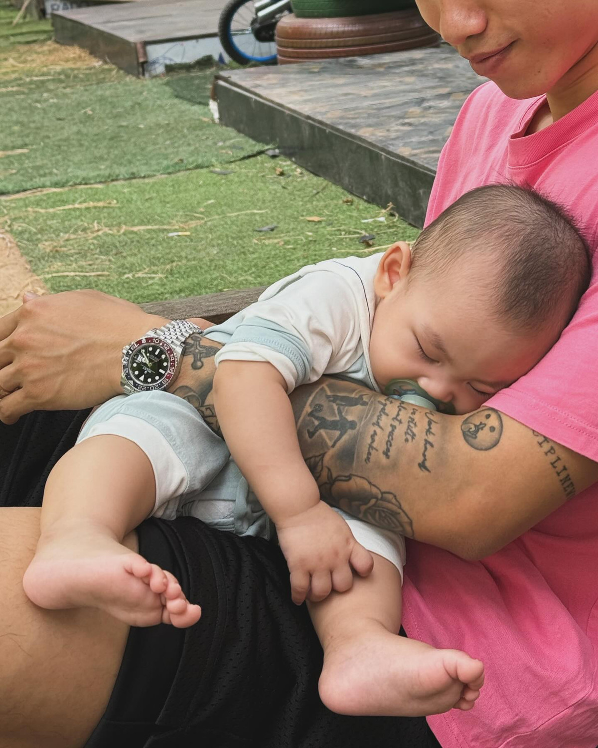 Không thể phủ nhận rằng, Đoàn Văn Hậu là một trong những cầu thủ xuất sắc nhất của bóng đá Việt Nam trong những năm gần đây. Với thể hình lý tưởng, kỹ thuật vững vàng và tinh thần thi đấu mạnh mẽ, anh luôn là cái tên quan trọng trong đội hình của đội tuyển quốc gia. Nếu quý tử nhà Văn Hậu thừa hưởng được tố chất này, cùng với sự rèn luyện từ nhỏ, rất có thể cậu bé sẽ có một tương lai tươi sáng trên sân cỏ.