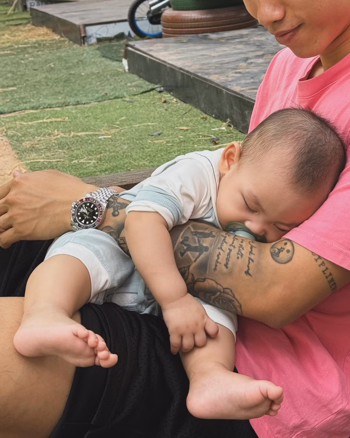 Không thể phủ nhận rằng, Đoàn Văn Hậu là một trong những cầu thủ xuất sắc nhất của bóng đá Việt Nam trong những năm gần đây. Với thể hình lý tưởng, kỹ thuật vững vàng và tinh thần thi đấu mạnh mẽ, anh luôn là cái tên quan trọng trong đội hình của đội tuyển quốc gia. Nếu quý tử nhà Văn Hậu thừa hưởng được tố chất này, cùng với sự rèn luyện từ nhỏ, rất có thể cậu bé sẽ có một tương lai tươi sáng trên sân cỏ.