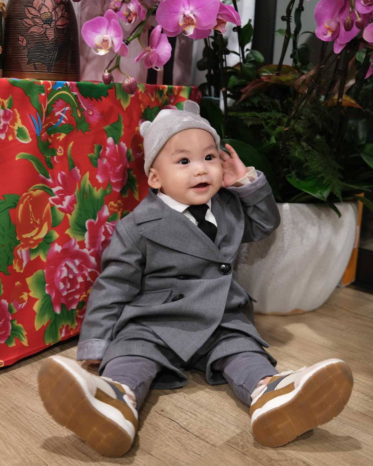 Trong các video được bố mẹ đăng tải, bé Lúa lộ rõ vẻ hiếu động đầy đáng yêu.