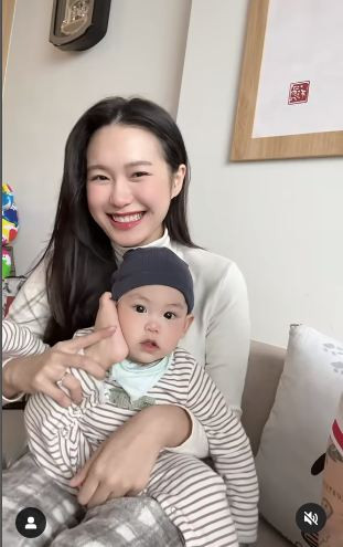 Cộng đồng mạng cũng bày tỏ sự thích thú và mong đợi ngày cậu bé lớn lên, tiếp bước cha mình và trở thành một tài năng bóng đá mới của Việt Nam.