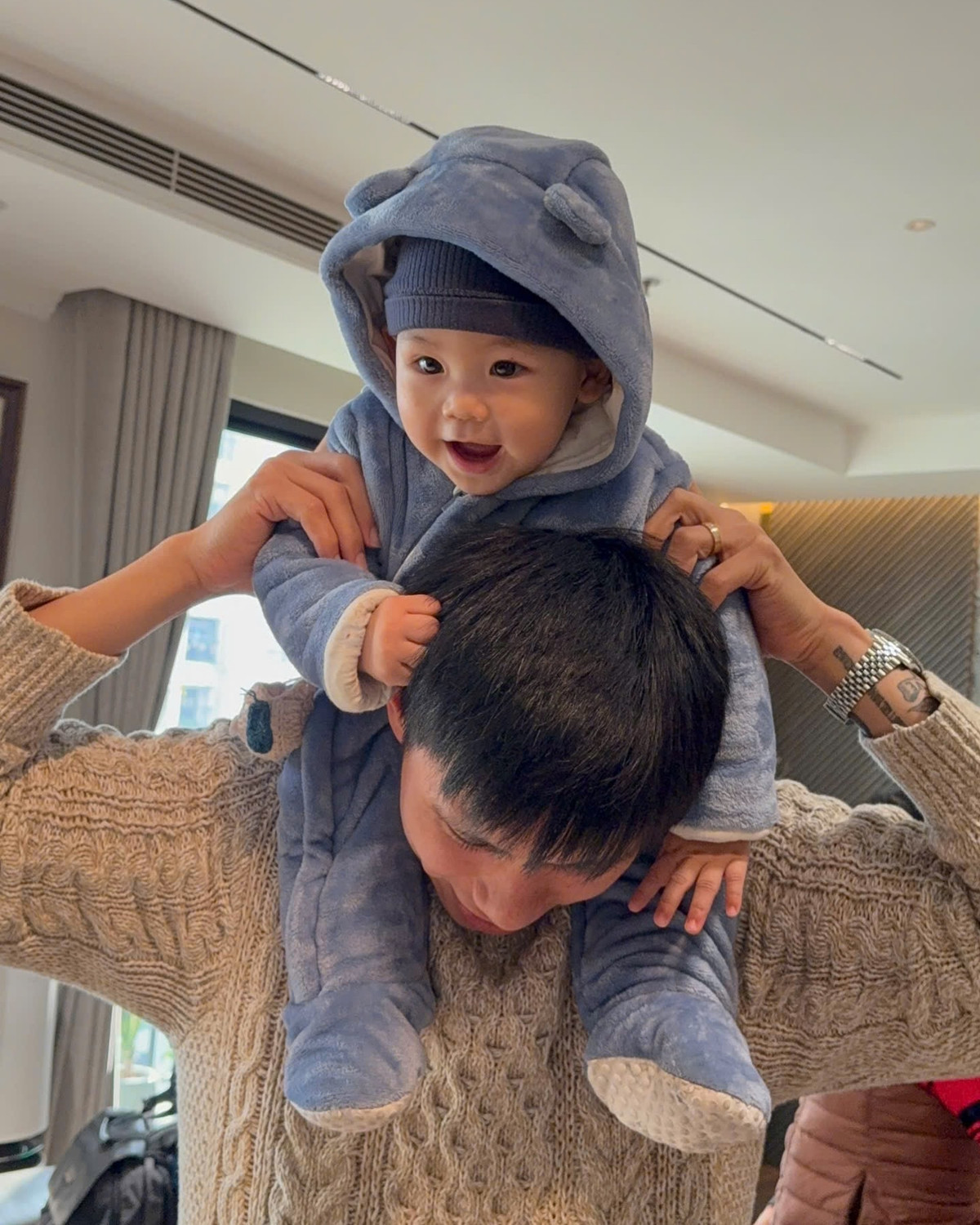 Trong đoạn clip khác, bé Lúa khi được bà bế thì không ngừng nhún nhảy hào hứng, miệng ê a chuyện trò.