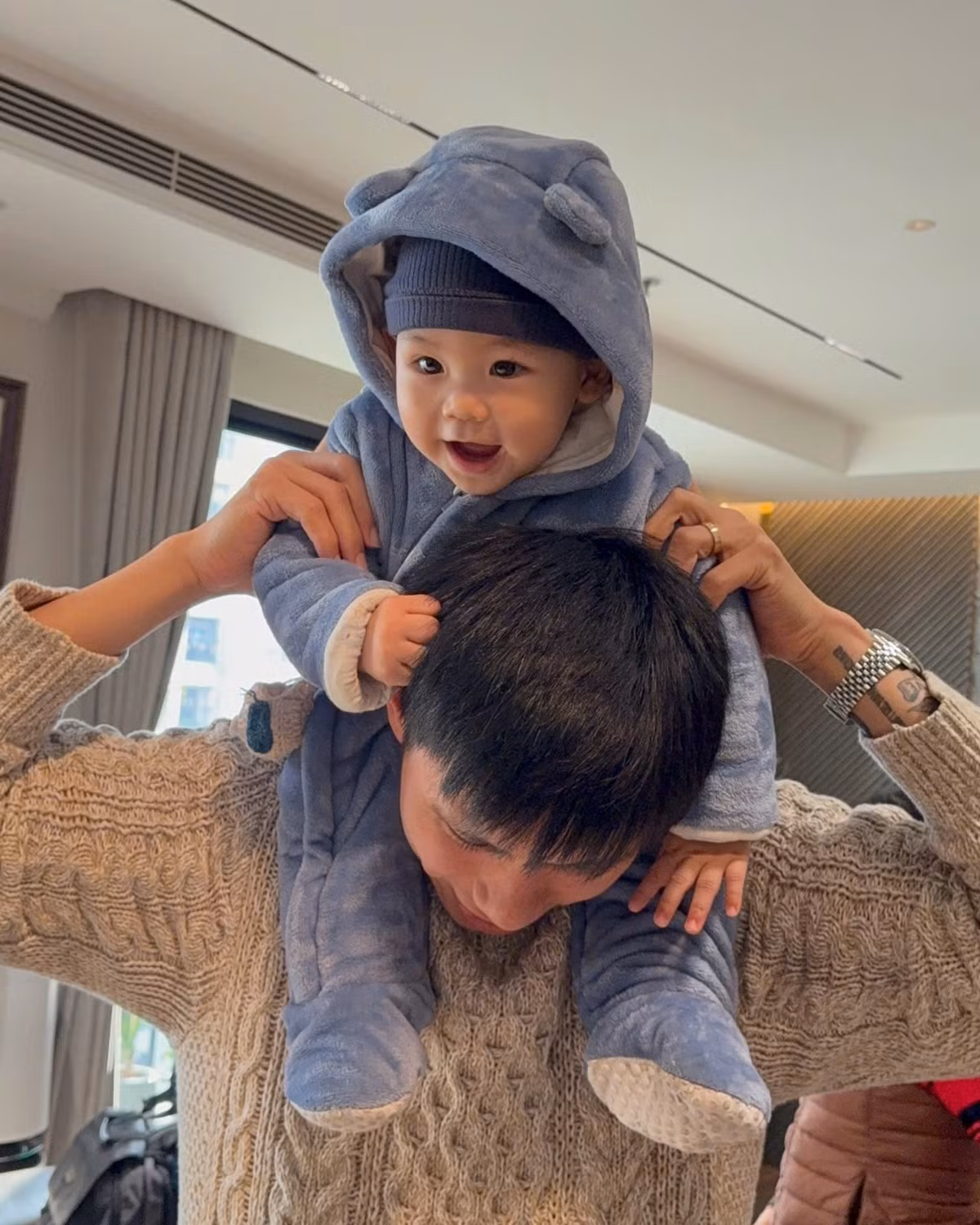 Trong đoạn clip khác, bé Lúa khi được bà bế thì không ngừng nhún nhảy hào hứng, miệng ê a chuyện trò.