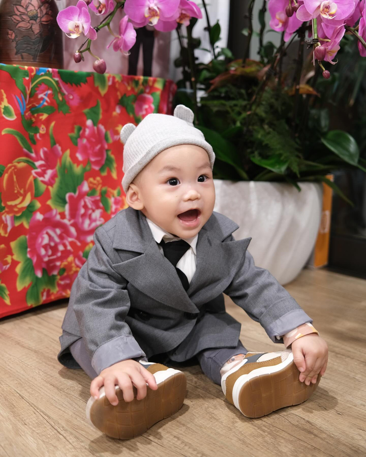 Dù chưa được một tuổi, cậu bé đã vô cùng cứng cáp, tự đứng vững mà không cần dựa vào bố mẹ hay ông bà.