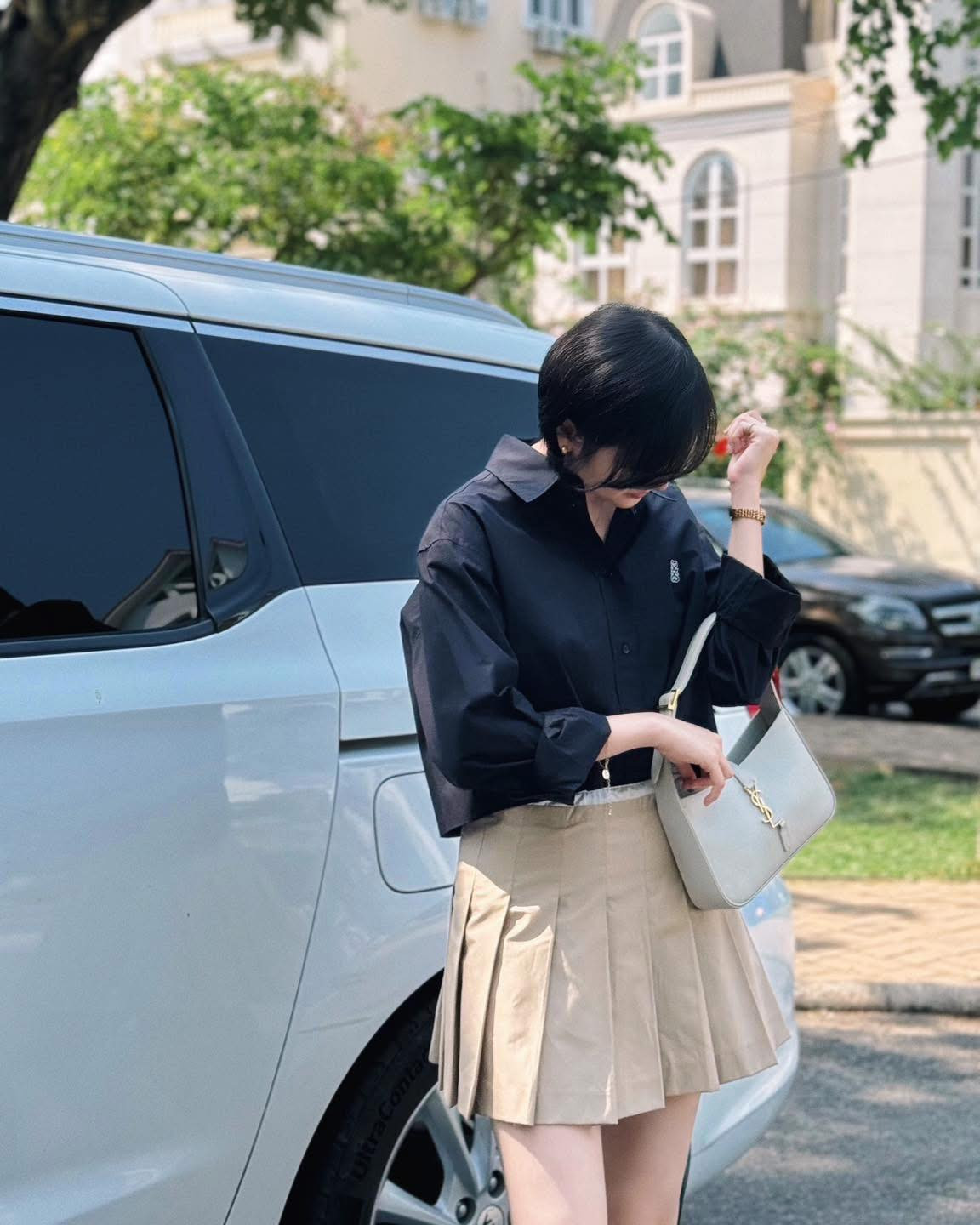 “Nàng thơ” nhà M-TP xách theo chiếc túi quen thuộc, đã từng được cô sử dụng rất nhiều lần trong nhiều bộ ảnh trước đây được đăng tải.