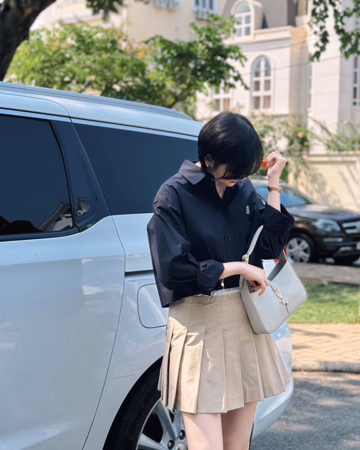 “Nàng thơ” nhà M-TP xách theo chiếc túi quen thuộc, đã từng được cô sử dụng rất nhiều lần trong nhiều bộ ảnh trước đây được đăng tải.