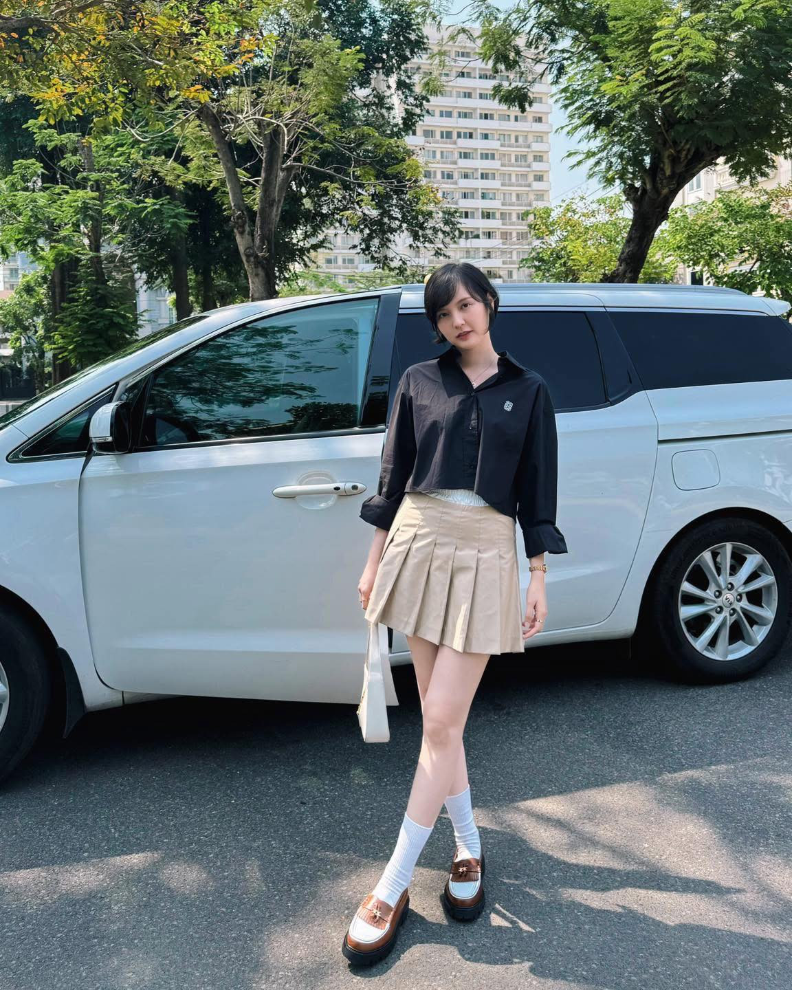 Lựa chọn lối trang điểm nhẹ nhàng, Hải Tú ghi điểm với người đối diện bởi vẻ đẹp chuẩn "nàng thơ".