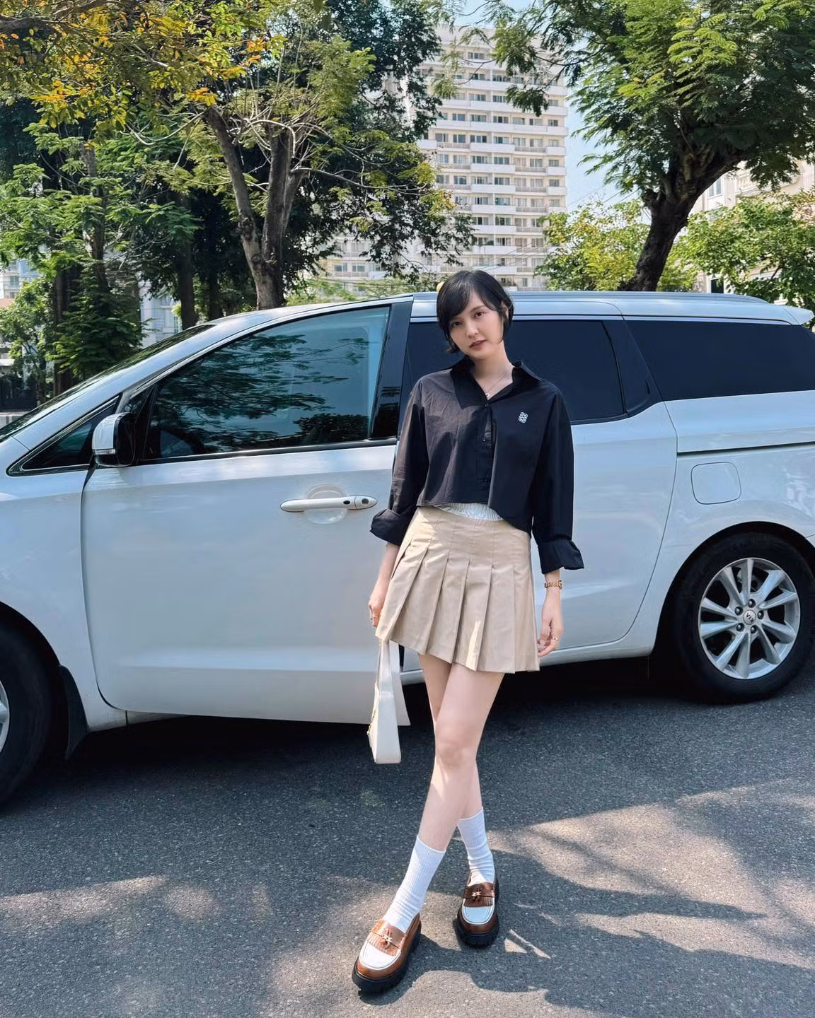 Lựa chọn lối trang điểm nhẹ nhàng, Hải Tú ghi điểm với người đối diện bởi vẻ đẹp chuẩn "nàng thơ".