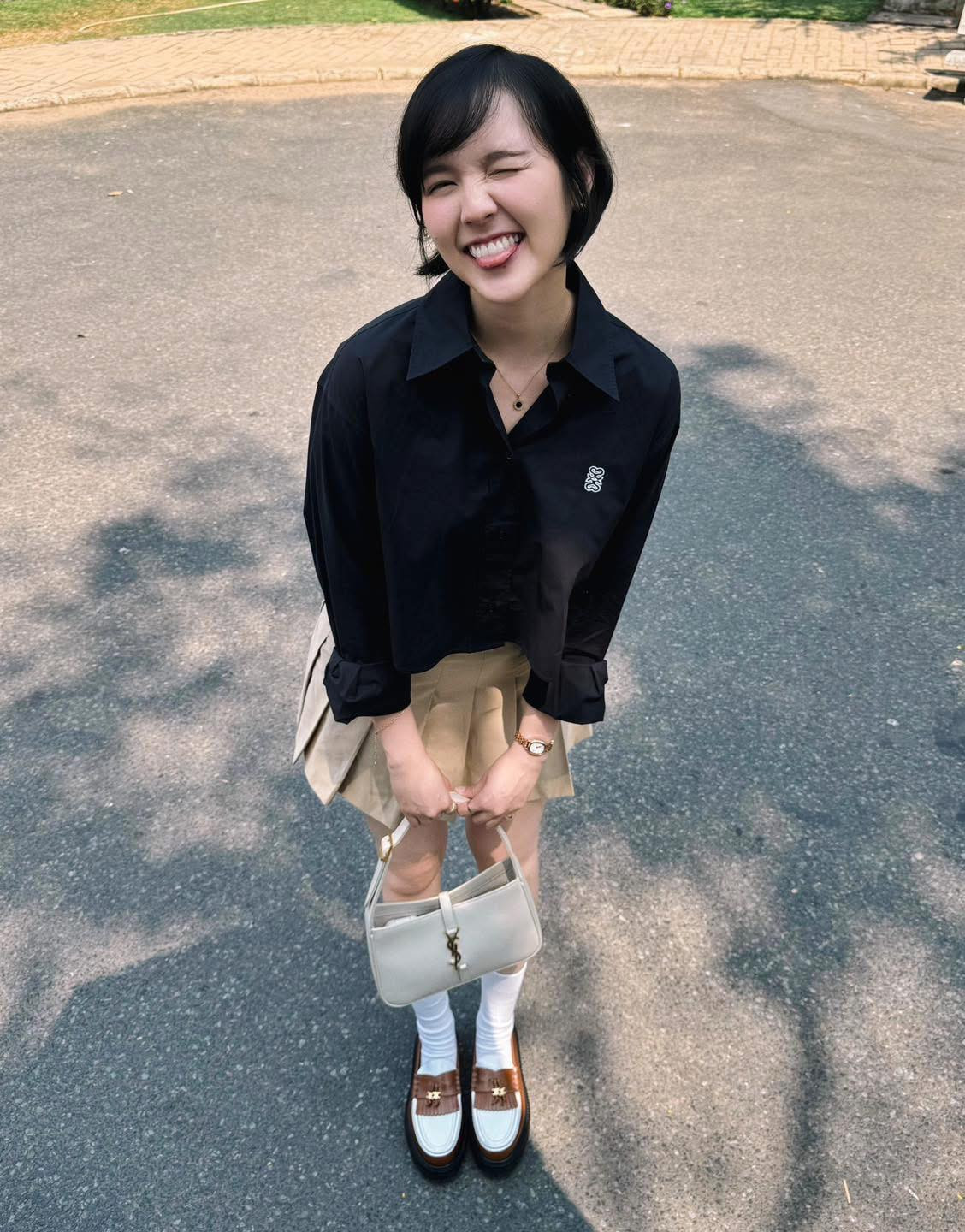 Trong bộ ảnh này, cô nàng mặc chân váy xếp ly và sơ mi croptop đơn giản.