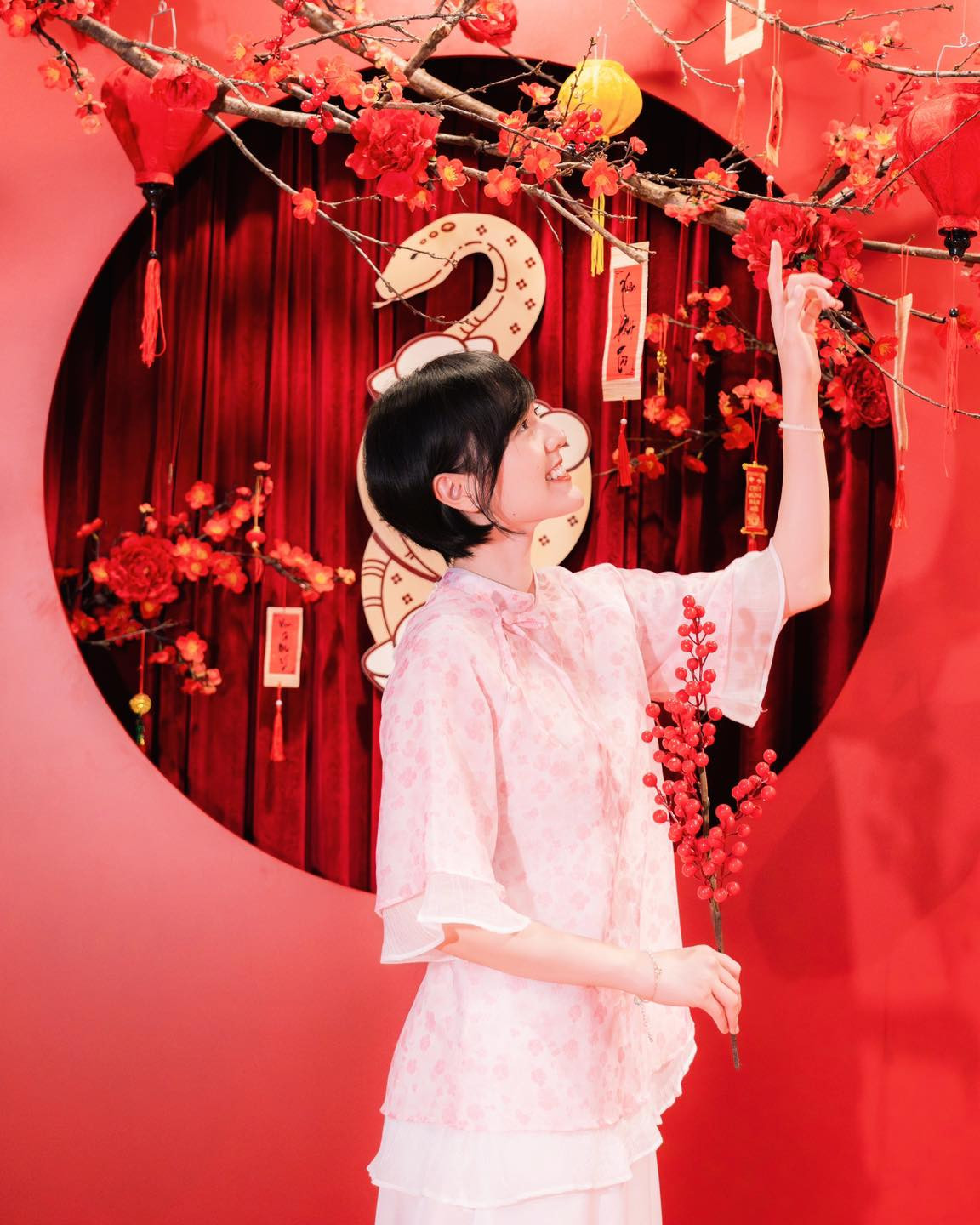 Trong năm, cô nàng cũng từng khiến netizen bàn tán xôn xao với hình ảnh mái tóc tém mới có phần cá tính hơn.