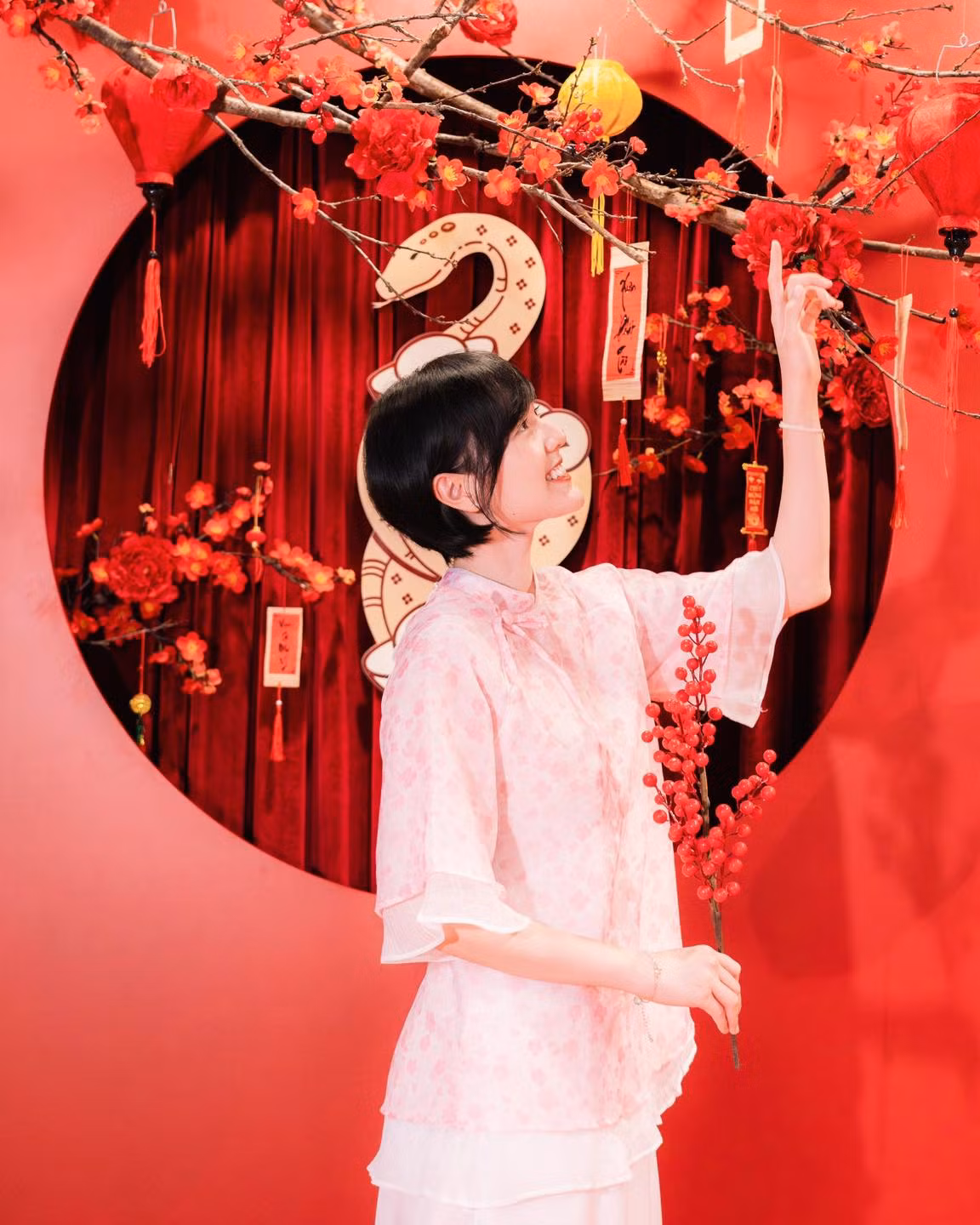 Trong năm, cô nàng cũng từng khiến netizen bàn tán xôn xao với hình ảnh mái tóc tém mới có phần cá tính hơn.