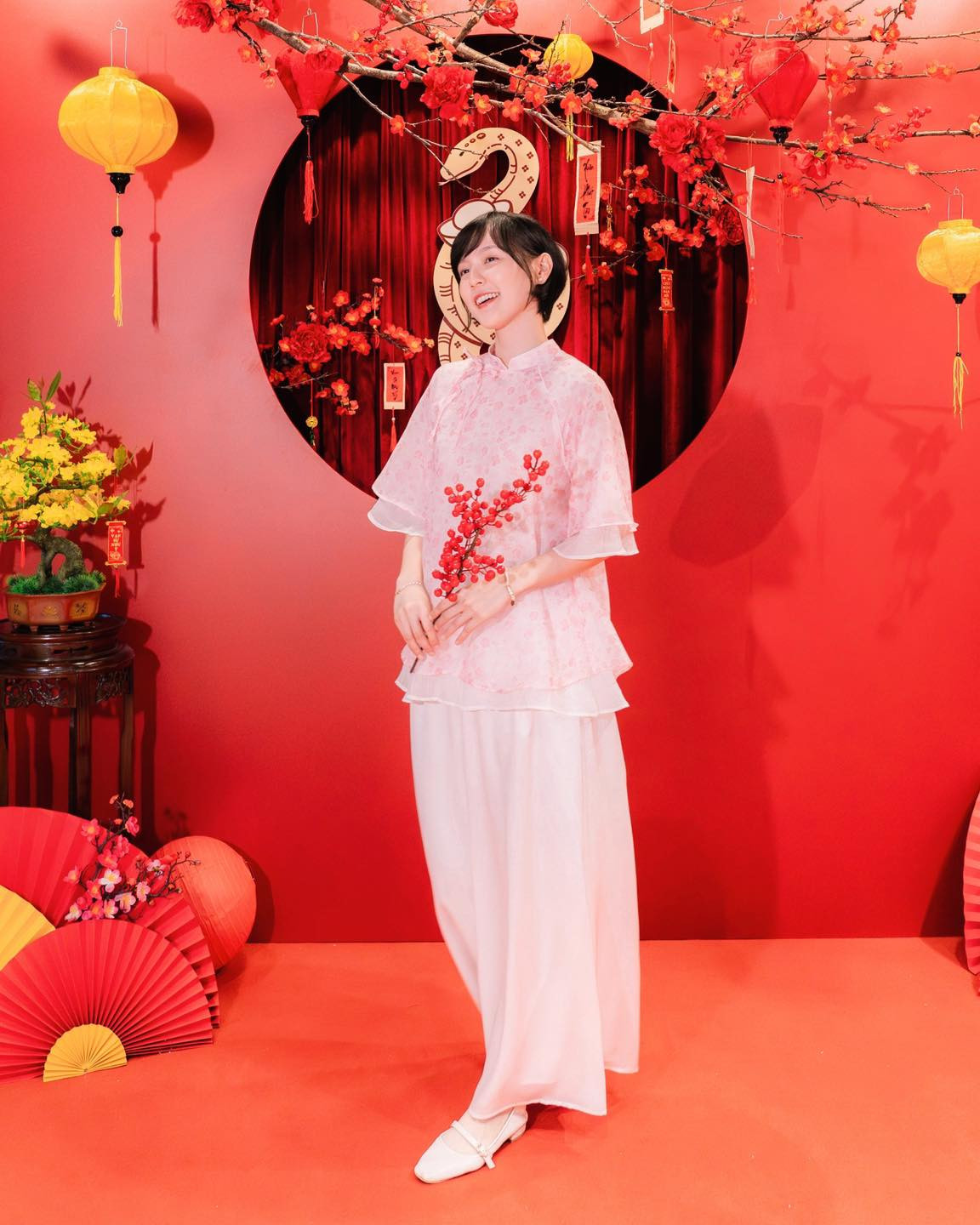 Cách đây không lâu, Hải Tú cũng xuất hiện trong chùm ảnh chúc mừng năm mới do công ty M-TP đăng tải. Tại đây, “nàng thơ” cùng các nhân viên hào hứng chụp ảnh năm mới cùng chủ tịch Sơn Tùng M-TP.