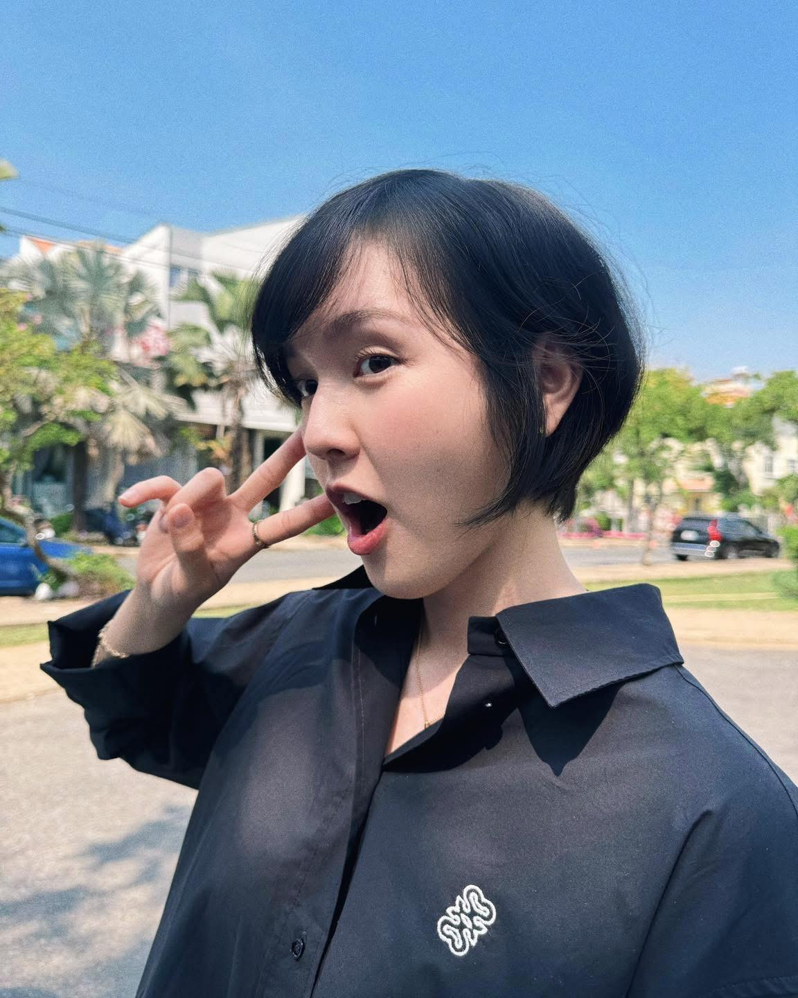 Cô nàng còn nhí nhảnh tạo dáng kiểu dễ thương.