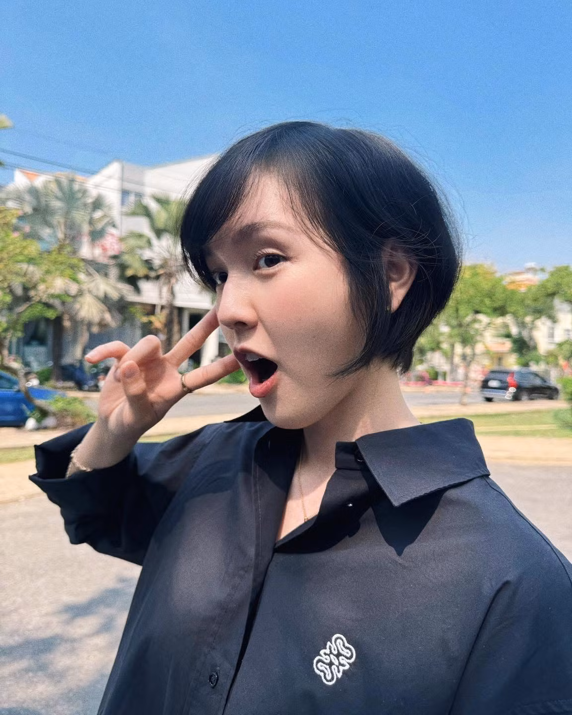 Cô nàng còn nhí nhảnh tạo dáng kiểu dễ thương.