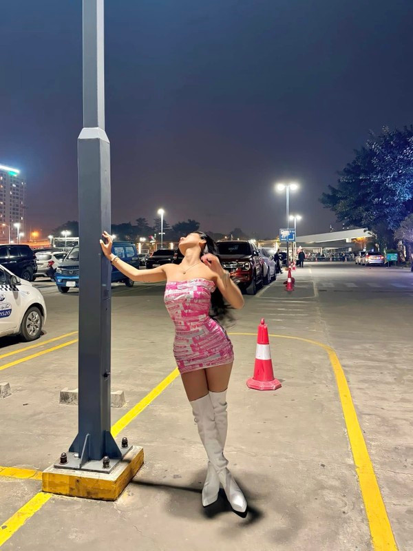 Từng khẳng định yêu thích vẻ đẹp tự nhiên, sợ đau và sẽ không dao kéo nên quyết định công khai việc chỉnh sửa vòng 1 của nữ TikToker gây nhiều tranh cãi.