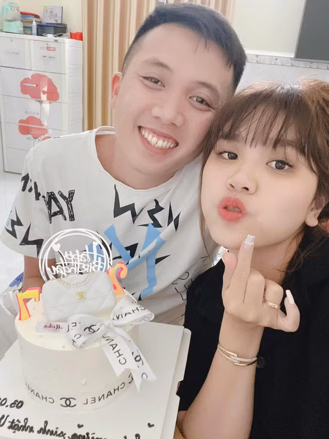 Tốt nghiệp cấp 3, Diệu Ly sang Nga du học. Clip tỏ tình của cô được dân mạng chia sẻ rần rần vào 2 năm sau và đó chính là cơ duyên để cô và “chồng yêu” năm xưa kết nối trở lại.