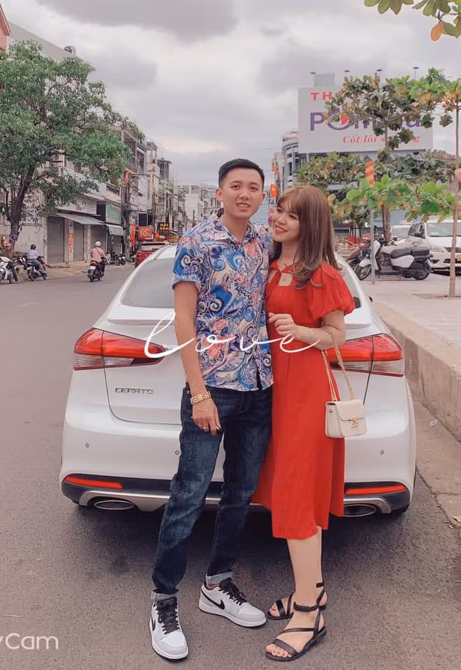 Diệu Ly và “chồng yêu” kết hôn vào năm 2019, đã có một cậu con trai kháu khỉnh. Hiện tại, cặp đôi có cuộc sống hôn nhân viên mãn, hạnh phúc.