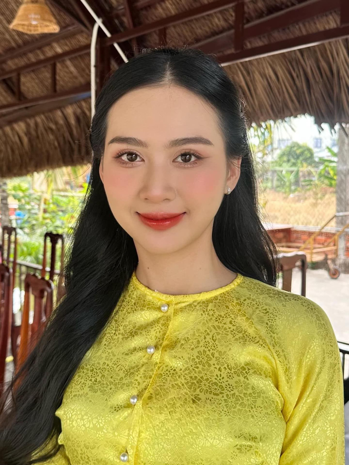 Quay lại thời điểm năm 2021, Hoài Lâm công khai trạng thái “Đã kết hôn” trên trang cá nhân, đồng thời nhắc đến bạn gái trong phần bình luận: “Em vào xem người ta chúc mừng mình kìa”.