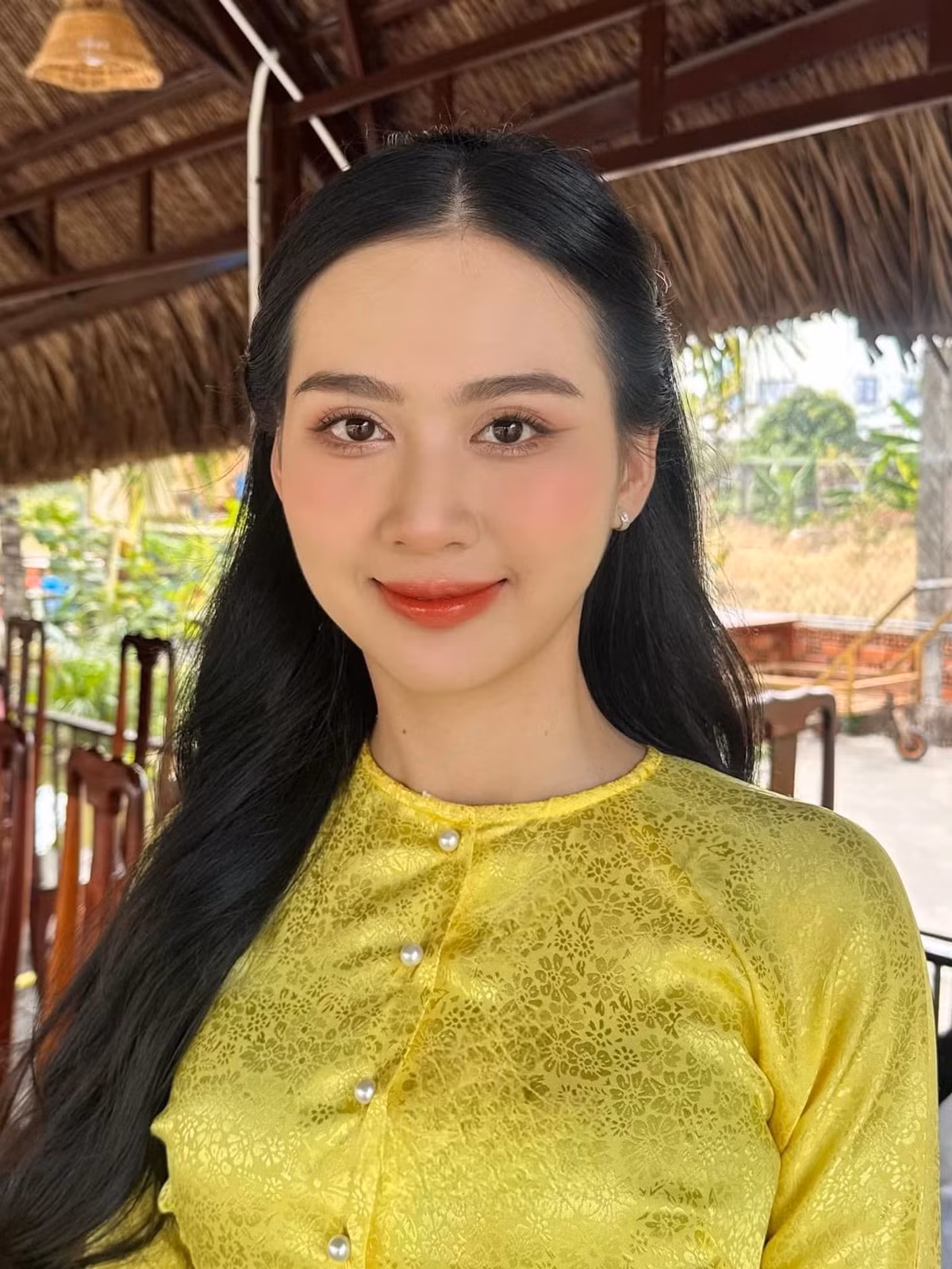 Quay lại thời điểm năm 2021, Hoài Lâm công khai trạng thái “Đã kết hôn” trên trang cá nhân, đồng thời nhắc đến bạn gái trong phần bình luận: “Em vào xem người ta chúc mừng mình kìa”.