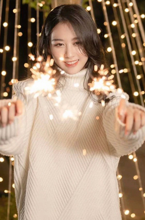 Cô gái 22 tuổi có vẻ ngoài thu hút với khuôn mặt khả ái, làn da trắng hồng và mái tóc dài.