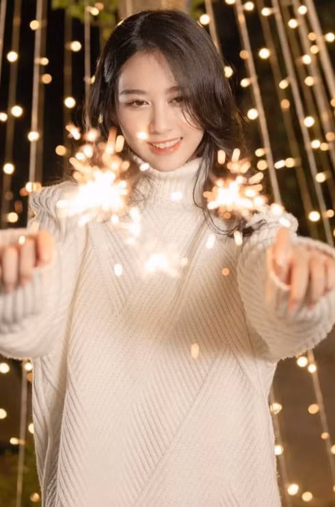 Cô gái 22 tuổi có vẻ ngoài thu hút với khuôn mặt khả ái, làn da trắng hồng và mái tóc dài.