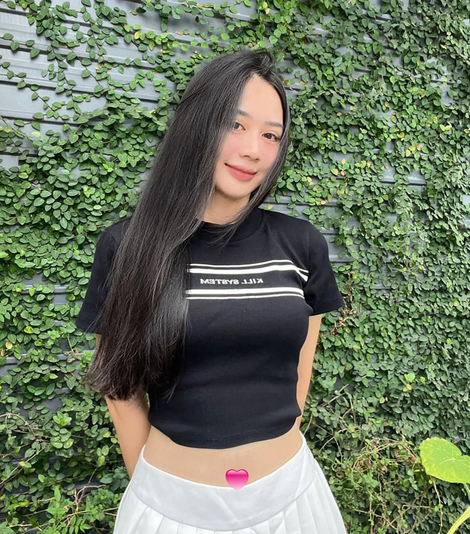 Kim Ngân sinh năm 2003 ở Cần Thơ, thời điểm công khai chuyện tình cảm với Hoài Lâm, cô nàng được đánh giá là "trai tài gái sắc" với nam ca sĩ.