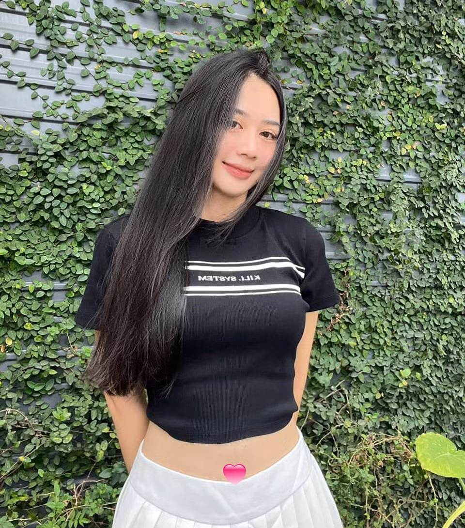 Kim Ngân sinh năm 2003 ở Cần Thơ, thời điểm công khai chuyện tình cảm với Hoài Lâm, cô nàng được đánh giá là "trai tài gái sắc" với nam ca sĩ.