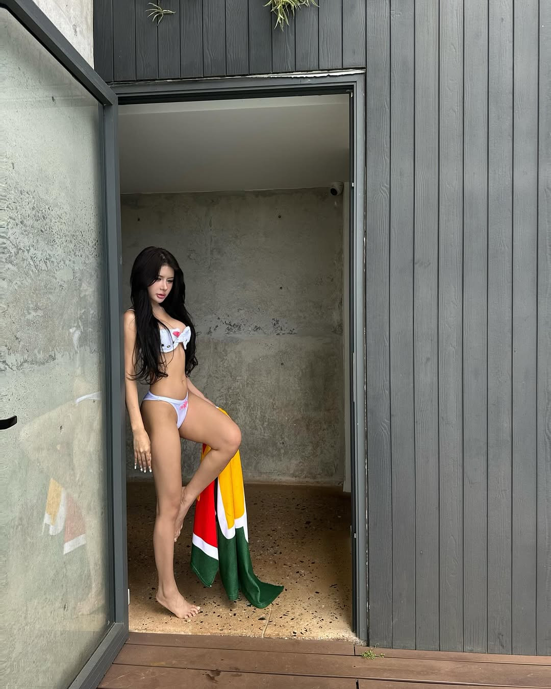 Trong một số video, cô nàng khoe khả năng ca hát khá tốt.