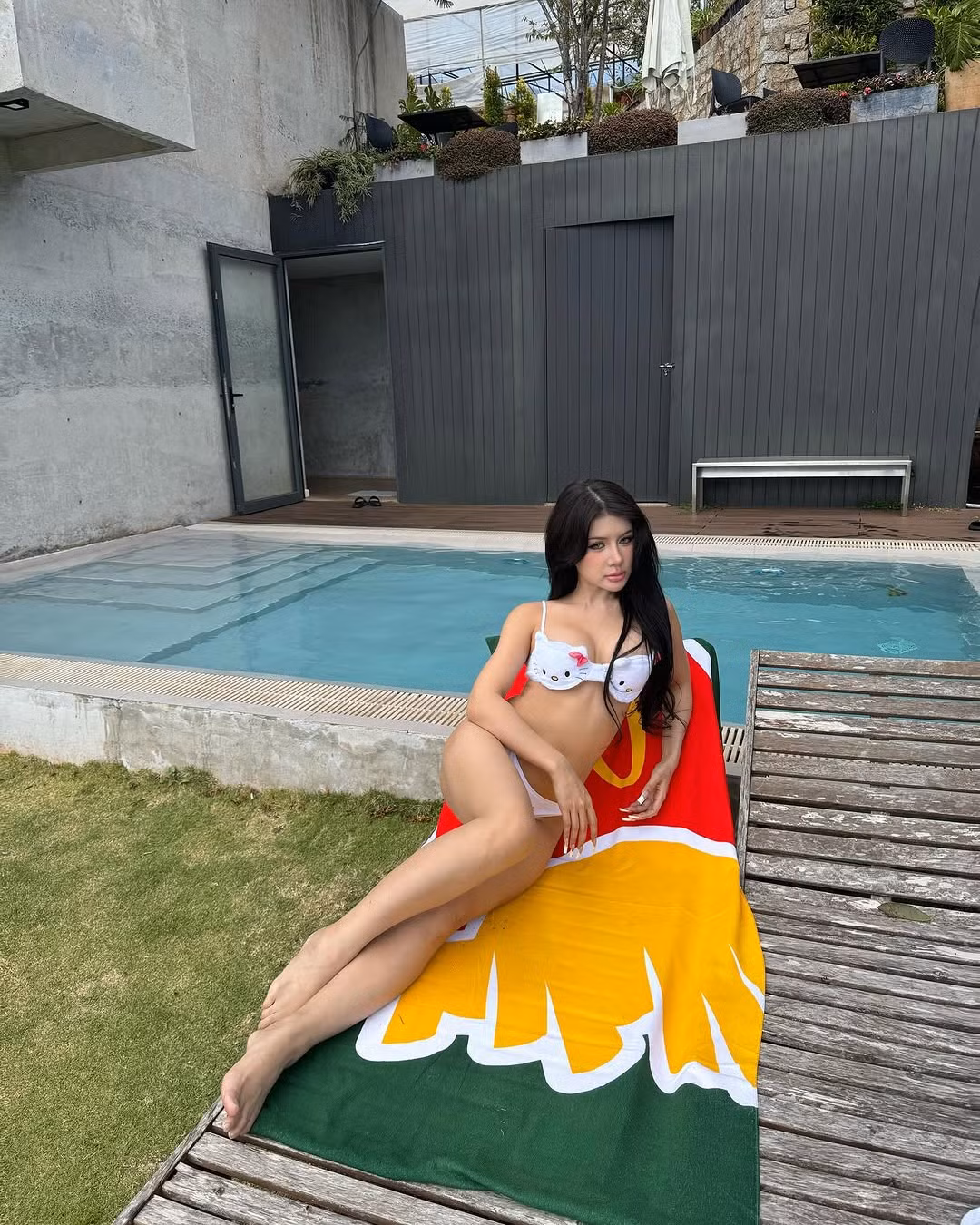 Thời gian gần đây, Xuân Ca được nhiều người nhận xét ngày càng thăng hạng về nhan sắc lẫn phong cách thời trang.