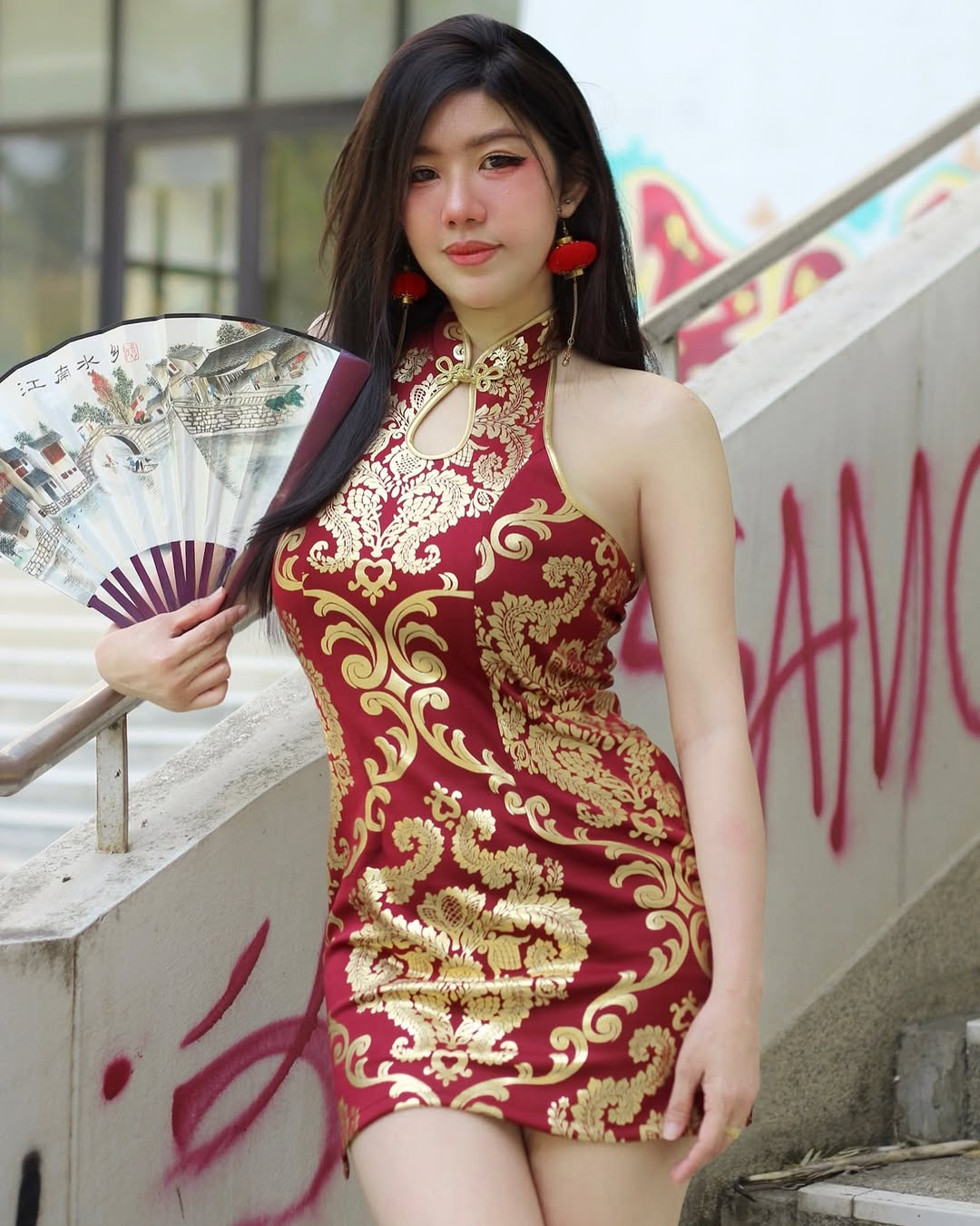 Theo đuổi phong cách gợi cảm, không ngại mặc hở, cô nàng từng vướng vào nhiều chỉ trích. Nhiều người cho rằng cô ăn mặc như này là quá nhạy cảm, gợi tình và chỉ nhằm mục đích câu lấy sự chú ý.