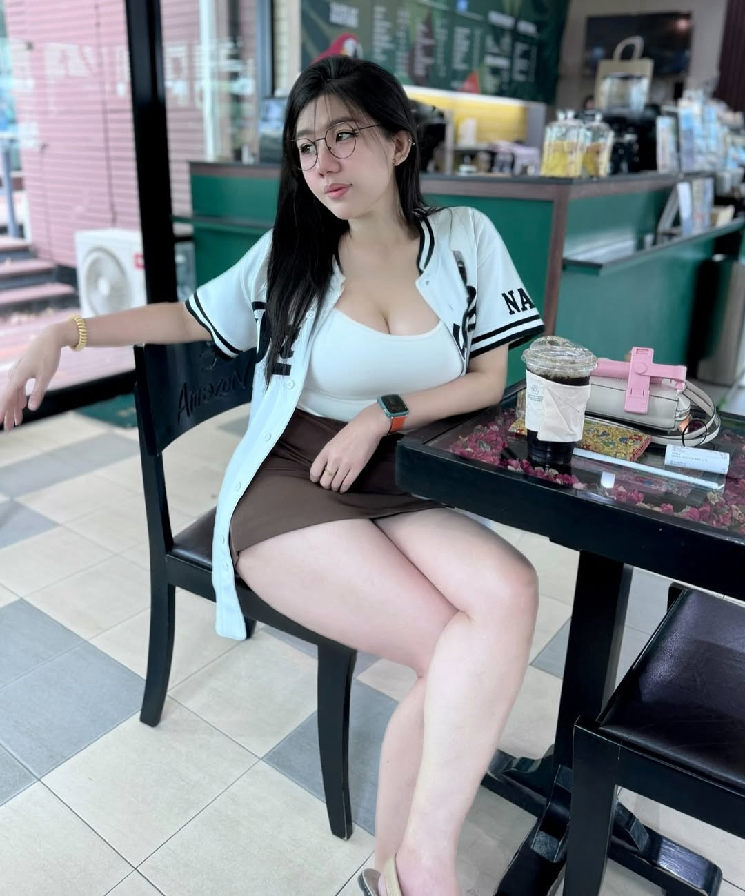 Trang phục đời thường hay đi cafe của cô nàng cũng vô cùng quyến rũ.