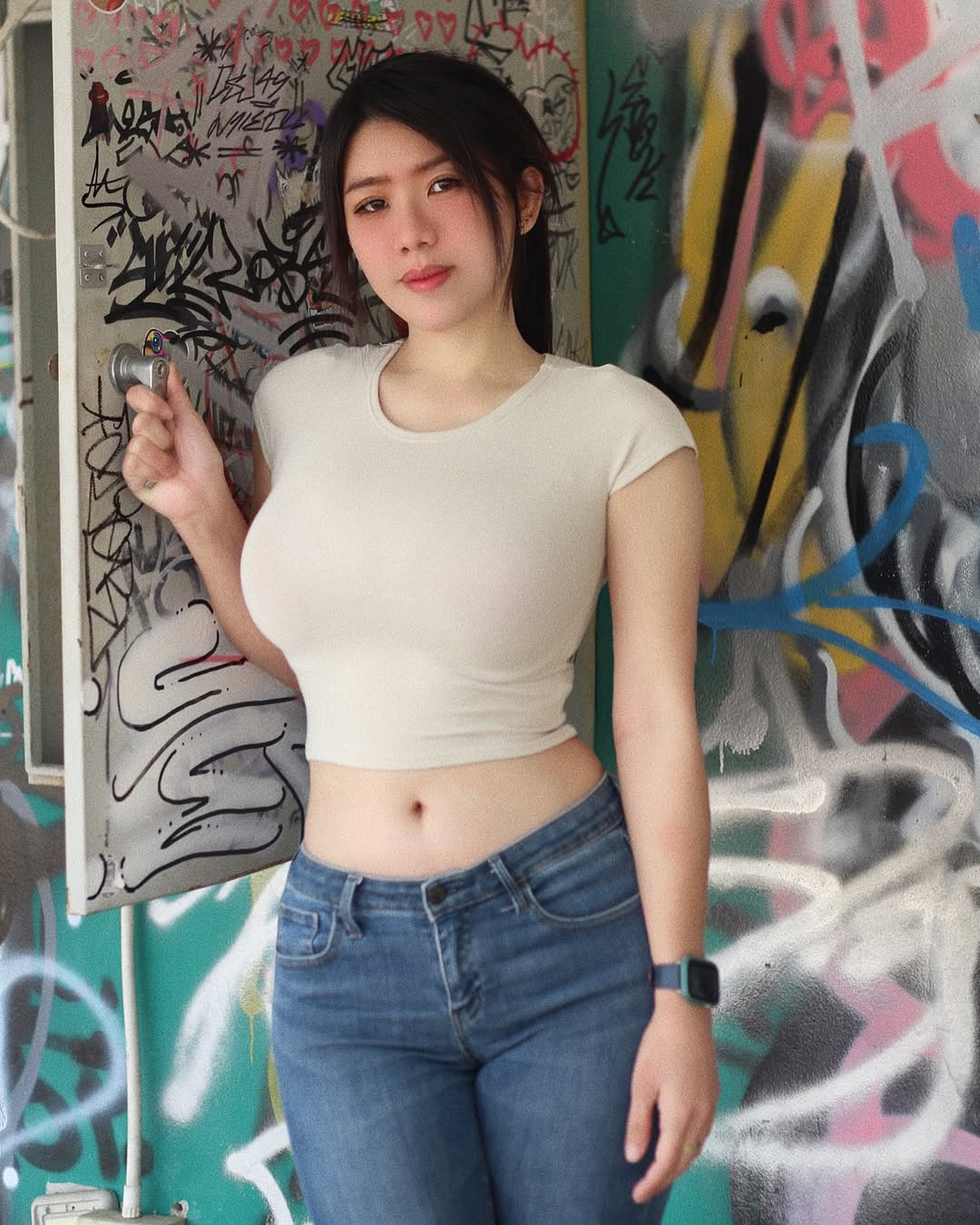 Phong cách thời trang của Niparat Konyai ngày càng táo bạo.