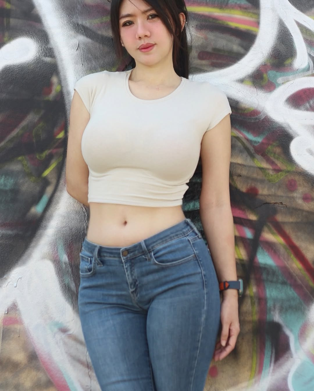 Không một tấm hình nào của nàng hot girl được đăng tải lên trang cá nhân theo lối ăn mặc kín đáo.