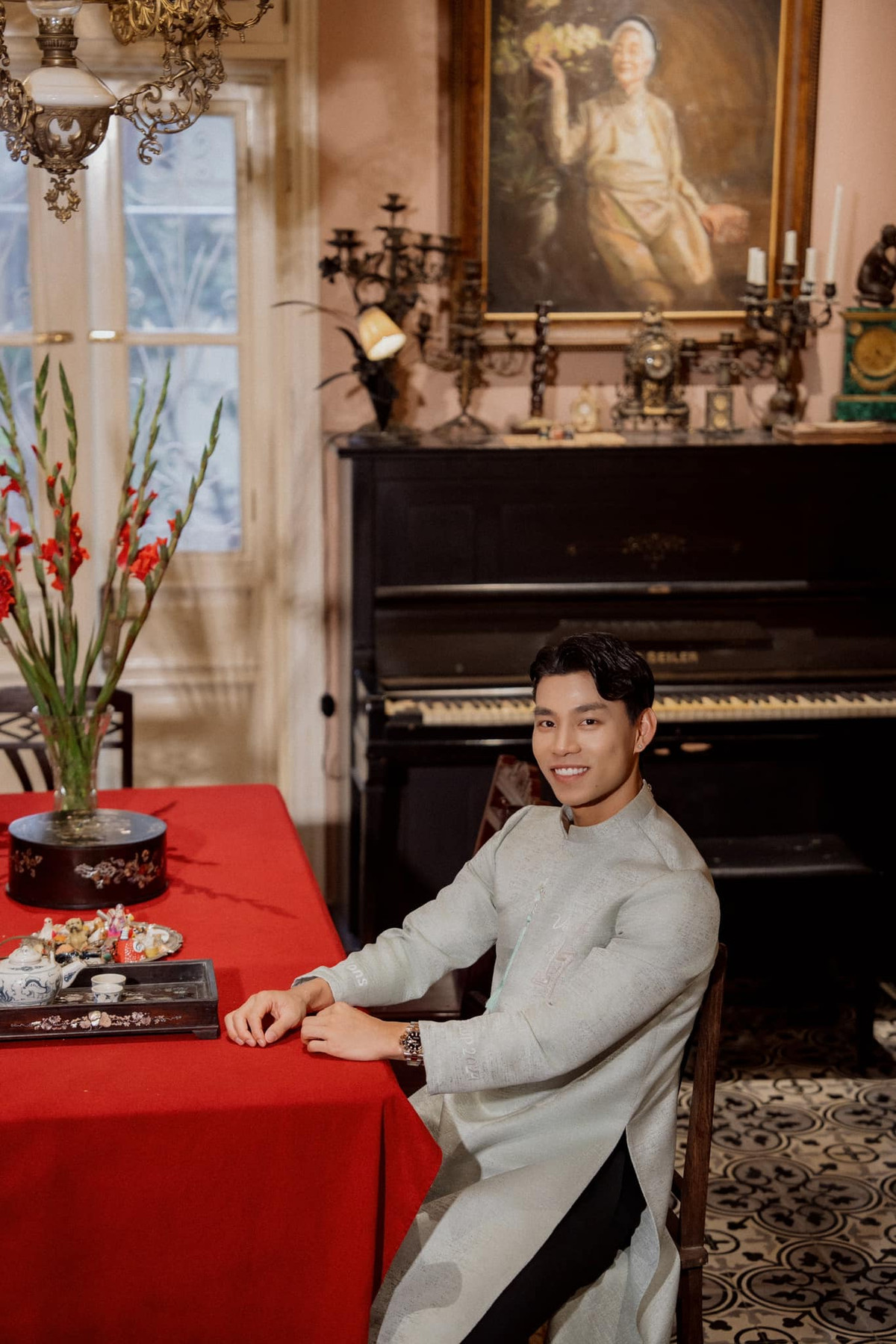 Bộ ảnh này cũng được nhiều người hâm mộ phát hiện là bộ ảnh chụp đôi của Văn Thanh cùng với Bích Hạnh.