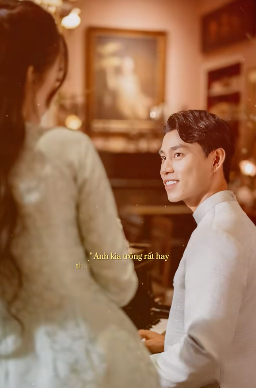 Trong video được đăng tải, với thiết kế áo dài truyền thống màu xanh, Văn Thanh trao ánh mặt cực tình cho nửa kia là Trần Bích Hạnh. Cả hai cũng không ngần ngại nắm tay nhau.