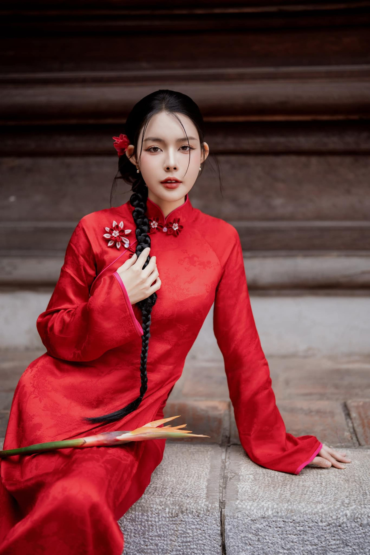 Cũng cùng ngày đó, Trần Bích Hạnh - bạn gái tin đồn của Vũ Văn Thanh lâu nay cũng đã đăng tải loạt ảnh Tết. Nhiều người nhanh chóng nhận ra khung cảnh trong ảnh đại diện của Văn Thanh tương đồng với nơi Bích Hạnh thực hiện bộ ảnh Tết. Cả hai cùng diện áo dài đỏ.