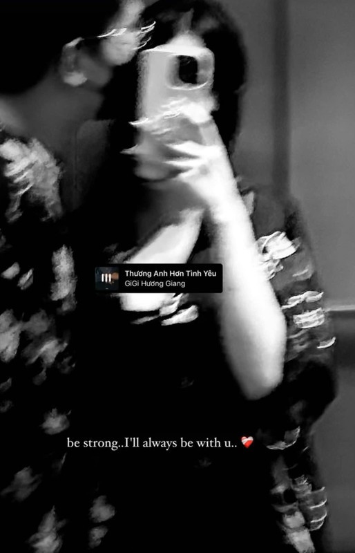 Mới đây, Đinh Nhi đã đăng tải story trên trang cá nhân hình ảnh đi ăn tối tại một nhà hàng sang trọng. Cư dân mạng liền nghi ngờ hot girl 2000 đi hẹn hò với B Ray.