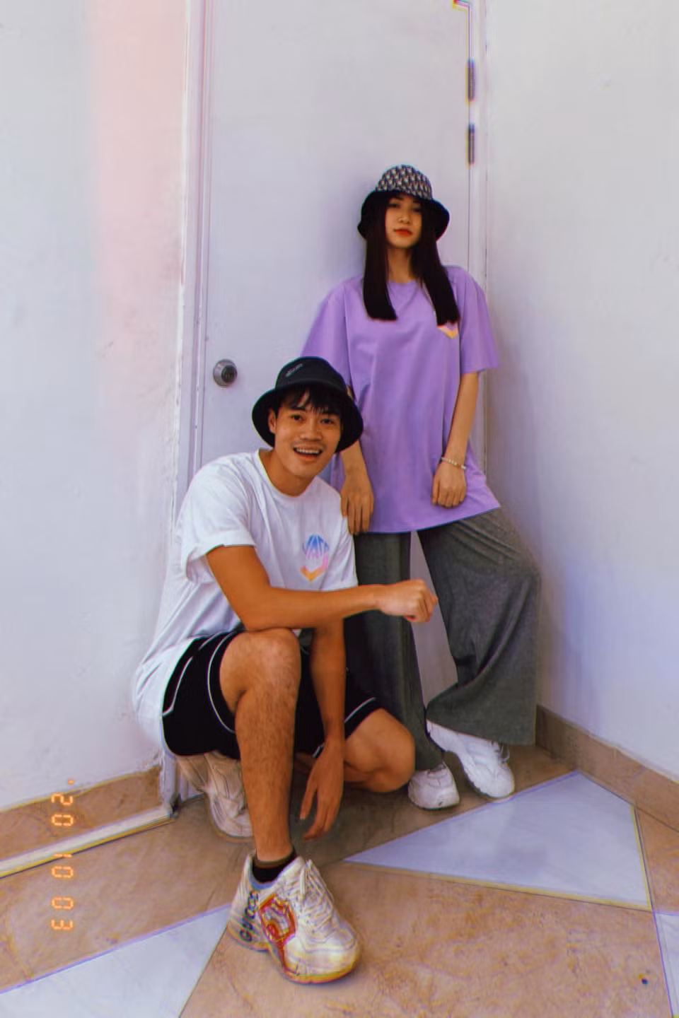 Trong một lần nam cầu thủ mở phiên livestream bán hàng đầu tiên trên nền tảng TikTok, Hòa Minzy đã dành thời gian đến giúp đỡ.