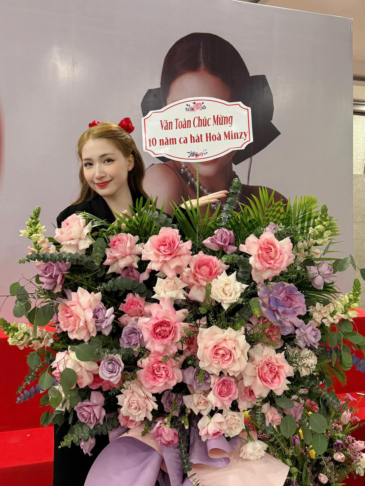 Vào dịp kỉ niệm 10 năm ca hát của Hòa Minzy, dù không thể có mặt để chúc mừng người bạn thân thiết nhưng Văn Toàn đã gửi hoa đến để chúc mừng.