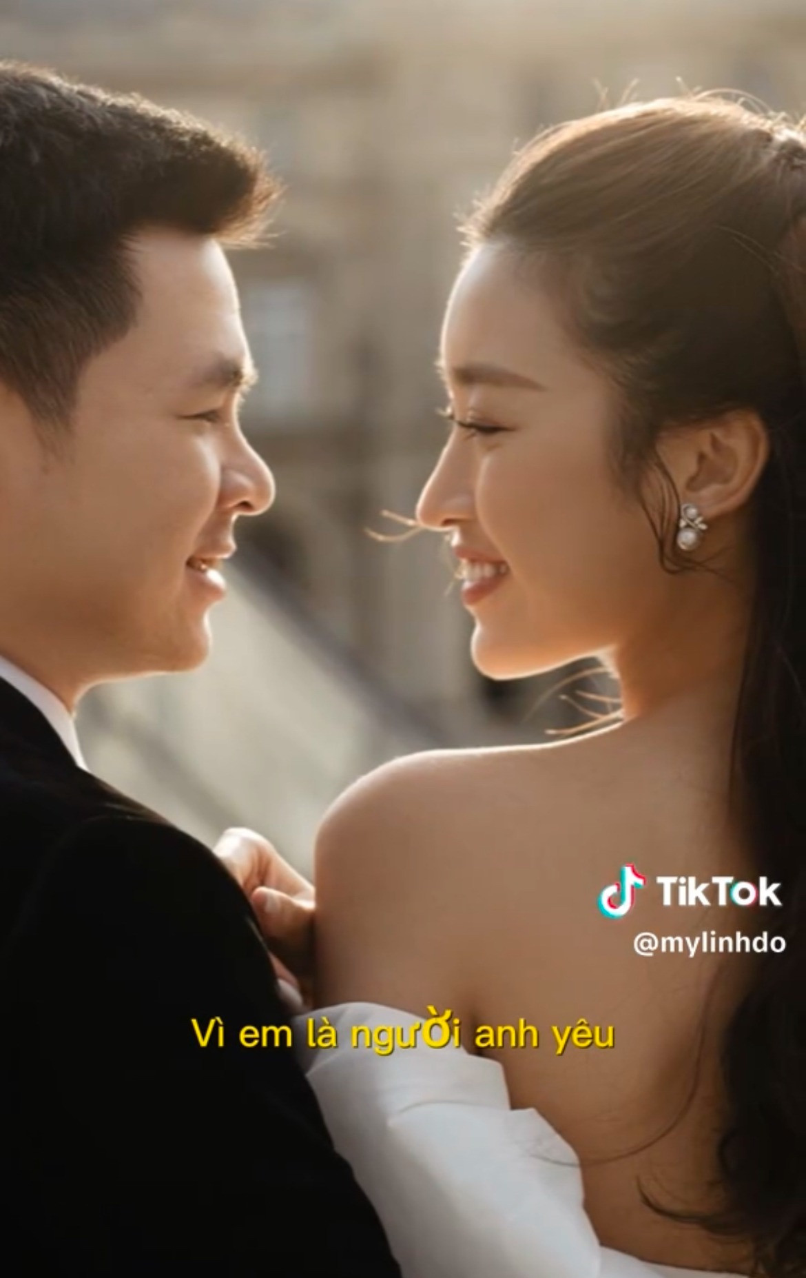 Trước những ồn ào nói trên, Đỗ Mỹ Linh gần như giữ im lặng. Mới đây, cô nàng vừa đăng tải video tổng hợp những khoảnh khắc ngọt ngào, tình tứ của mình với chồng, như một lời đáp trả lặng lẽ trước những tin đồn rạn nứt trước đó.