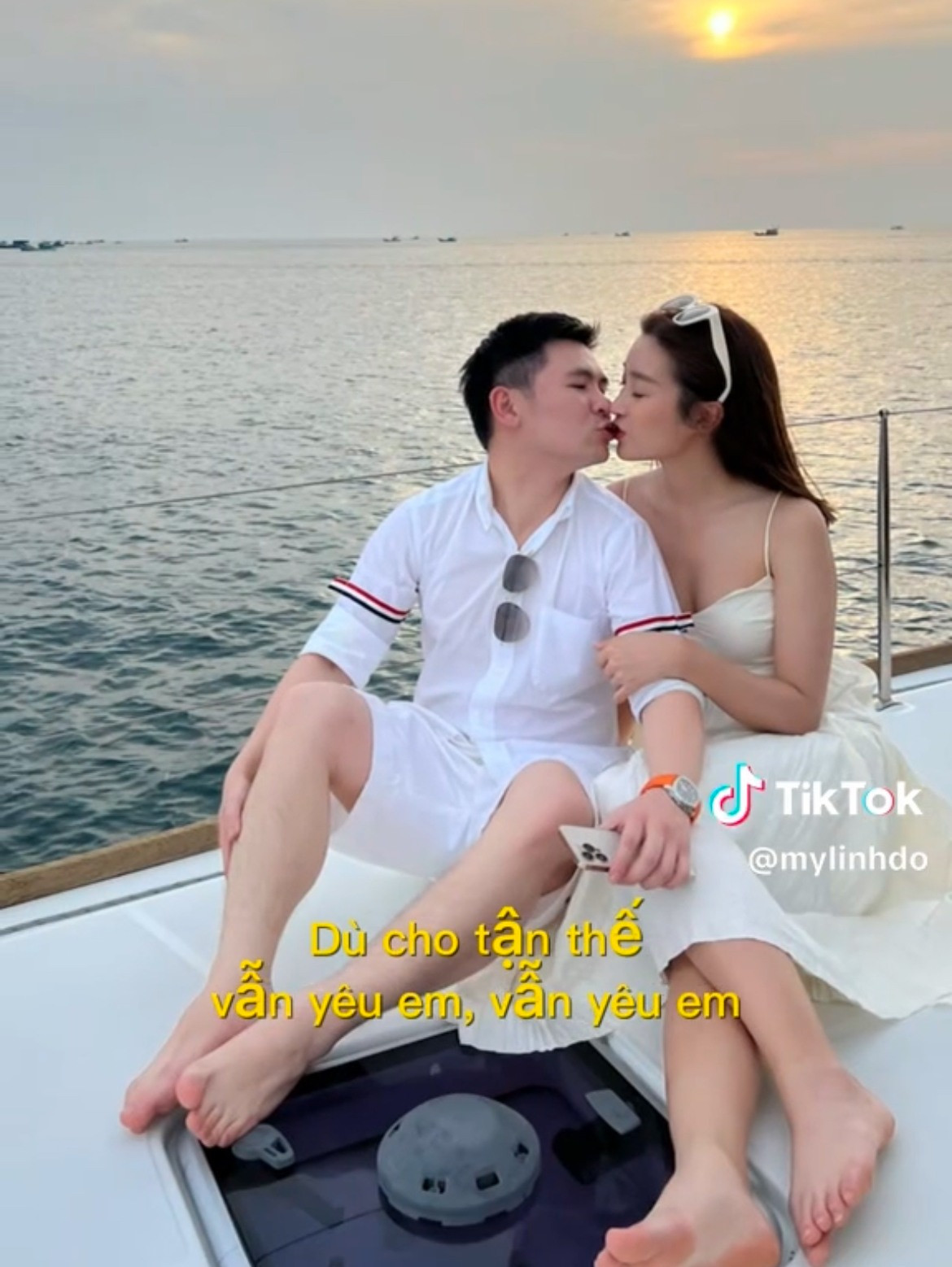 Đỗ Mỹ Linh và chồng có thời gian yêu đương kín tiếng, không chia sẻ về đối phương, vì thế đây là loạt ảnh lần đầu công chúng được nhìn thấy.