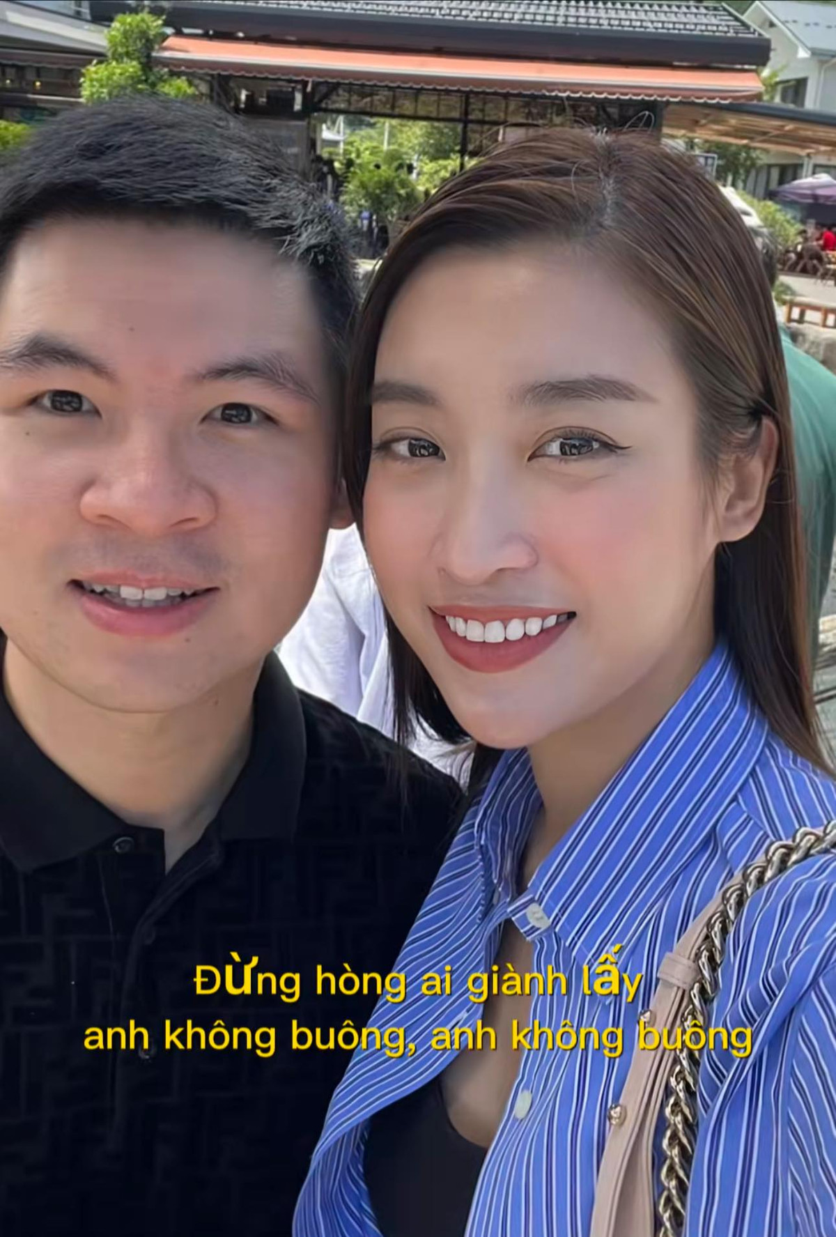 Cô nàng sử dụng bài hát với lời ca ngọt ngào, khen ngợi người bạn đời của mình, mong được đồng hành cùng nhau trong chặng đường sắp tới. Chia sẻ này của Đỗ Mỹ Linh phần nào chứng minh mối quan hệ của cả hai rất mặn nồng, ngọt ngào.