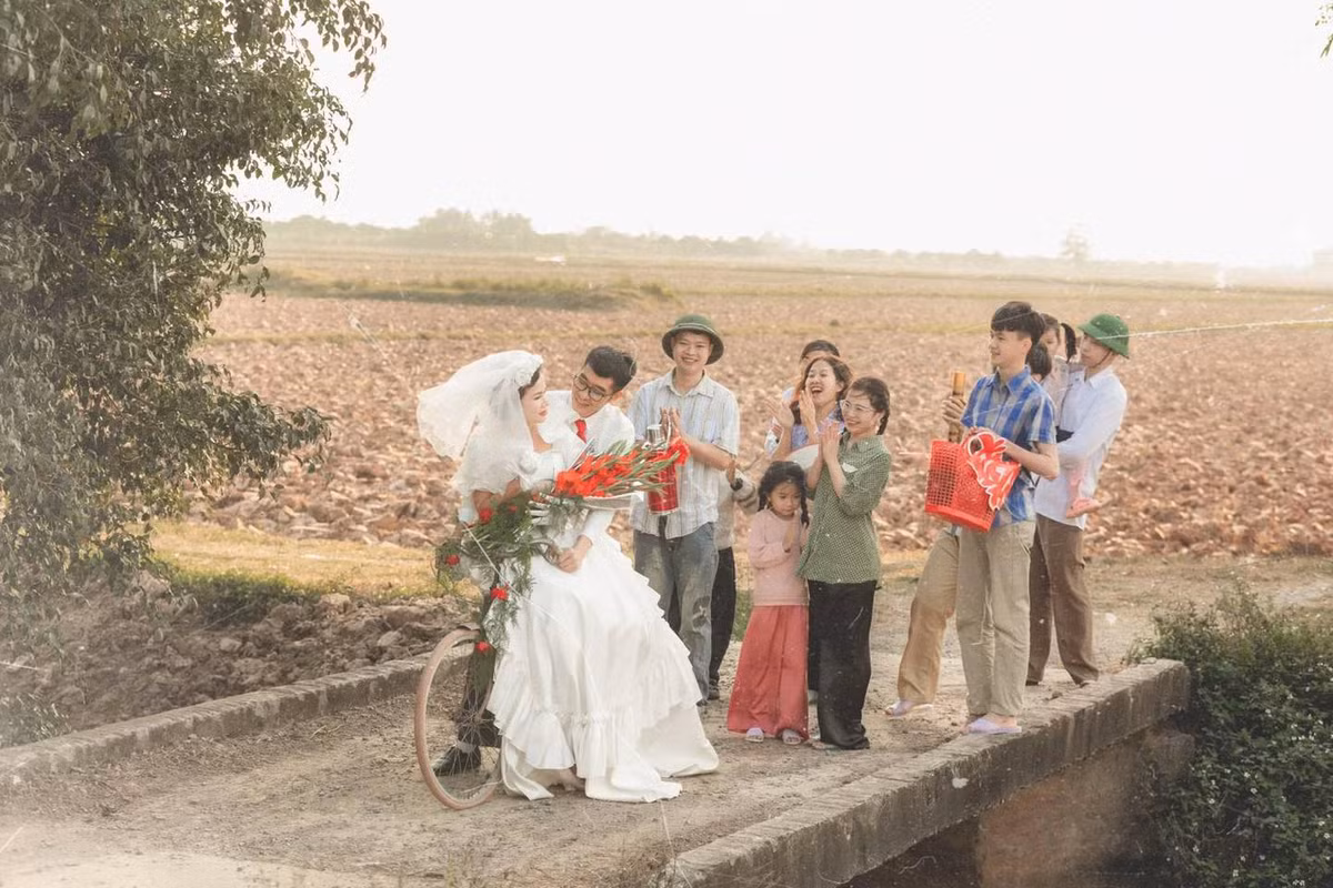 "Một đám cưới xưa không hào nhoáng, không phô trương, nhưng tràn ngập tình người và ý nghĩa. Cô dâu trong tay ôm bó hoa lay ơn , bước chậm rãi bên chú rể , tiếng pháo nổ giòn tan hòa quyện vào không khí nhộn nhịp của làng quê".