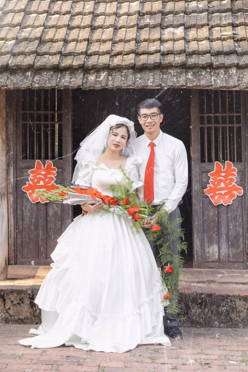 Thiết kế váy cưới xưa được cổ dâu diện không hề mang đến cảm giác lỗi thời mà ngược lại, tạo cảm xúc hoài niệm, thân thương như những thước phim xưa.