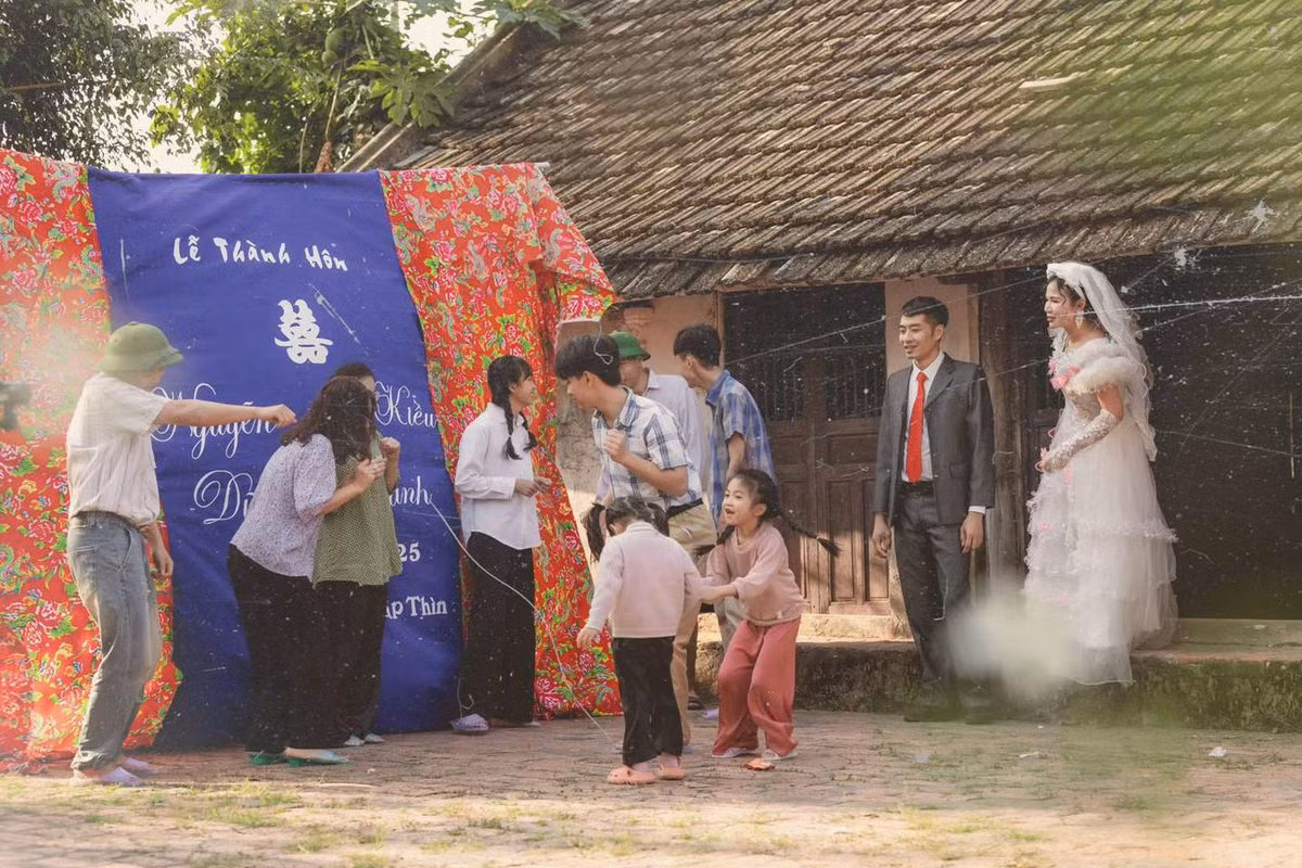 Thay vì những concept hiện đại, cô dâu chú rể lựa chọn bối cảnh làng quê để thực hiện bộ ảnh cưới của mình. Rạp cưới được dựng vô cùng đơn sơ như thời "ông bà anh".