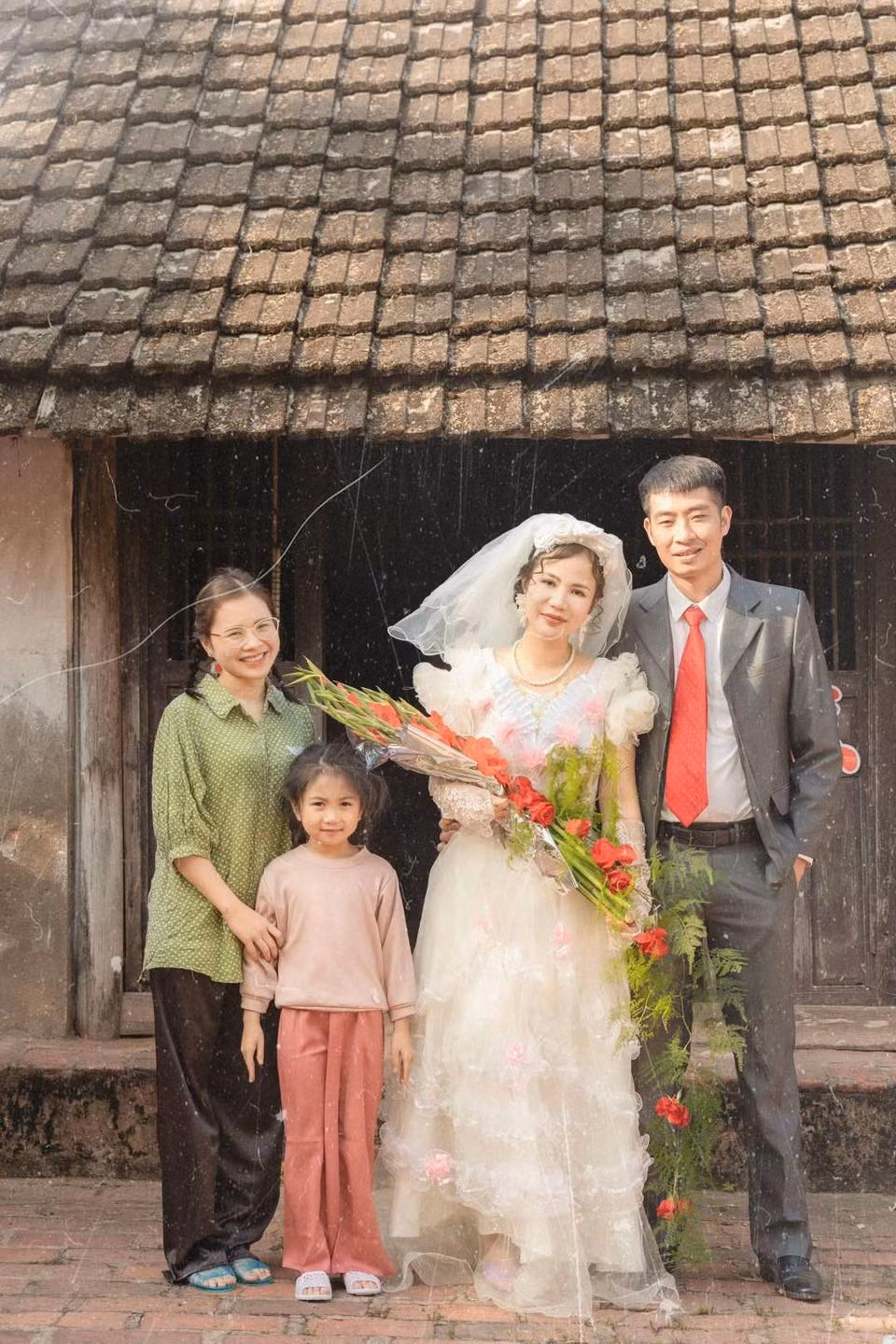 Netizen bày tỏ sự xúc động trước bộ ảnh cưới độc đáo này: "Bộ ảnh để đời, 20 năm sau xem lại vẫn không lỗi thời. Dễ thương, mộc mạc", "Đẹp quá. Đầy Hoài niệm", "Đẹp quá. Mọi người tranh thủ chụp đi, 10 hoặc 20 năm nữa không còn cảnh đẹp đâu".