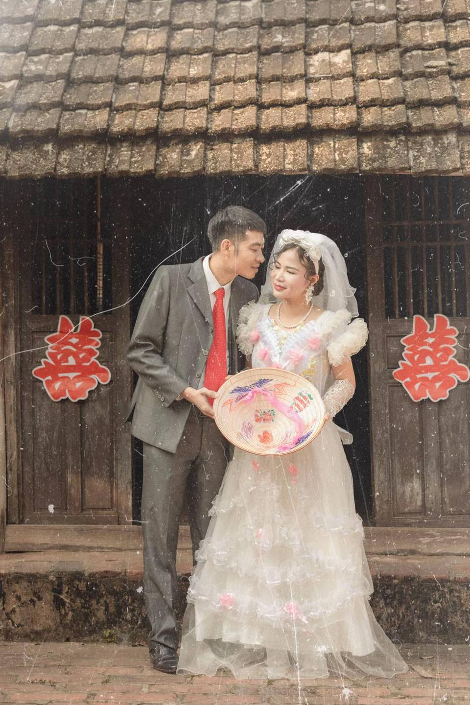 Chữ hỷ được cắt tay treo trước cửa nhà như lời chúc phúc cho đôi tân lang tân nương mãi hạnh phúc về sau.