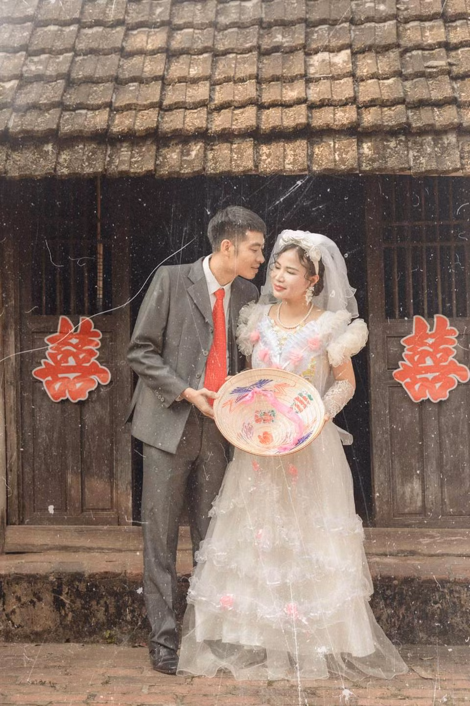 Chữ hỷ được cắt tay treo trước cửa nhà như lời chúc phúc cho đôi tân lang tân nương mãi hạnh phúc về sau.