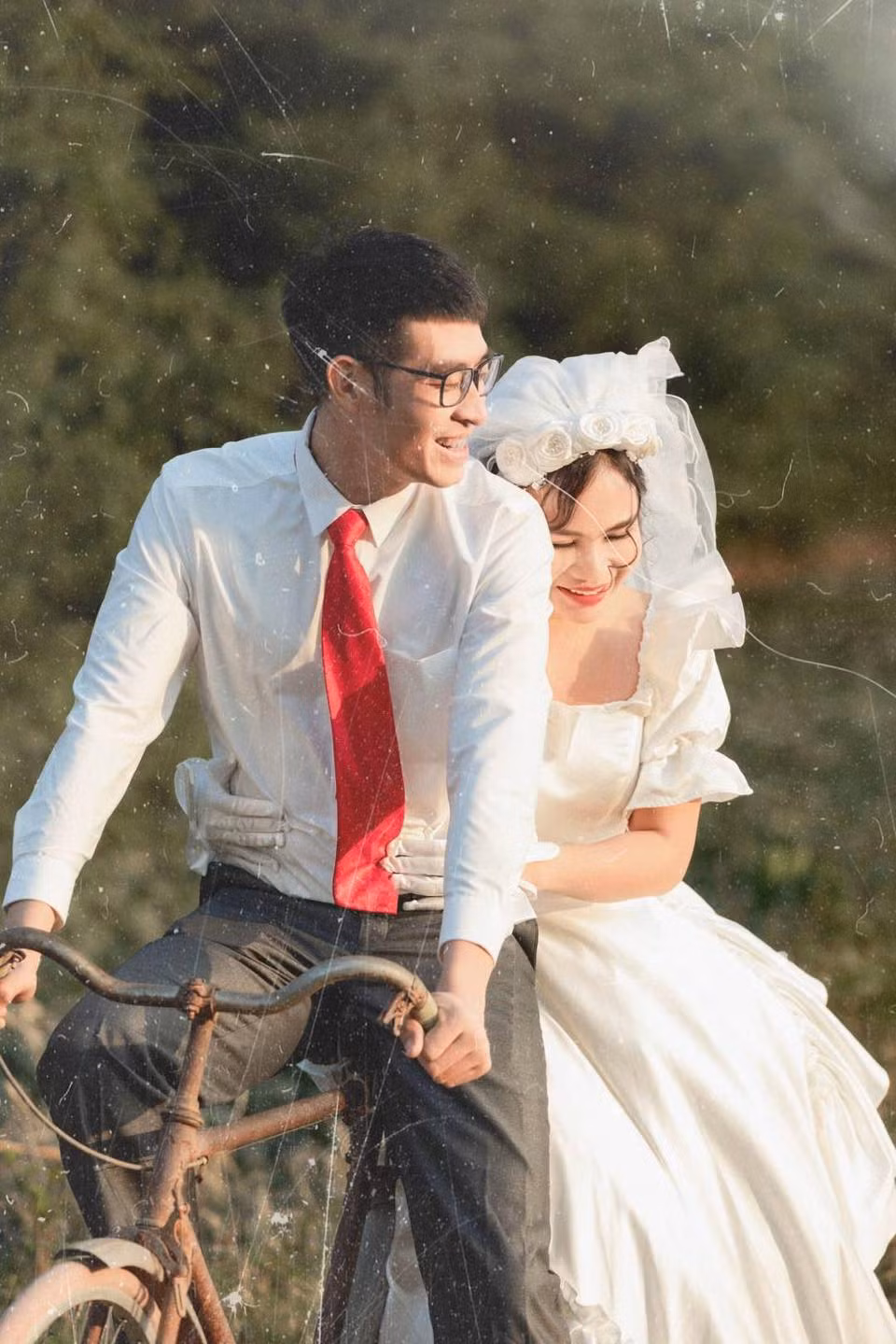 Trong bộ ảnh, cặp đôi xuất hiện với hình ảnh giản dị nhưng không kém phần lãng mạn.