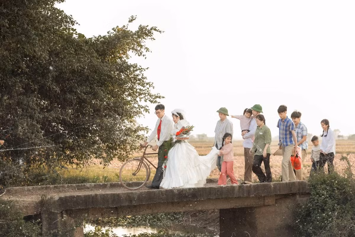 Chú rể đưa dâu bằng chiếc xe đạp xưa. Đi theo sau đoàn rước dâu là thanh niên, trẻ con trong làng với niềm hân hoan hiện lên trong từng ánh mắt.